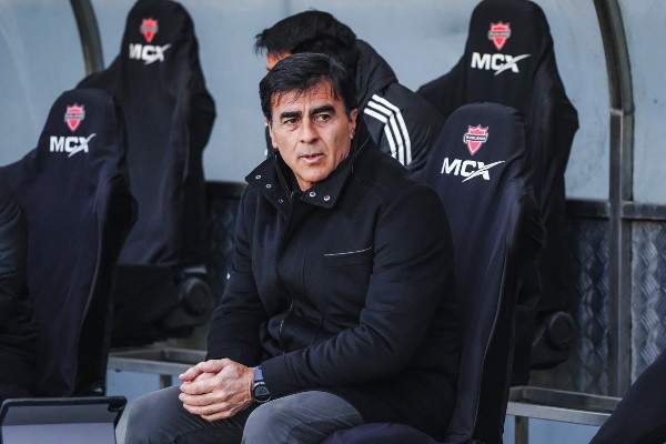 Quinteros buscará hoy su primera victoria ante Ñublense desde que asumió en Colo Colo. De momento el santafesino acumula tres derrotas y un empate. | Foto: Guillermo Salazar.