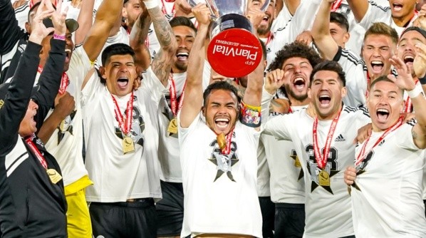 Gabriel Suazo levantando el trofeo de Campeón | Imagen: Guillermo Salazar