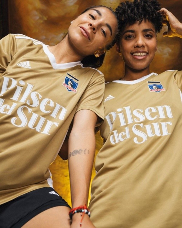 Los jugadores de Colo Colo muestran la nueva camiseta del Cacique | Imagen: Colo Colo