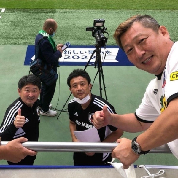 Hincha japonés celebra la clasificación con camiseta de Colo Colo.