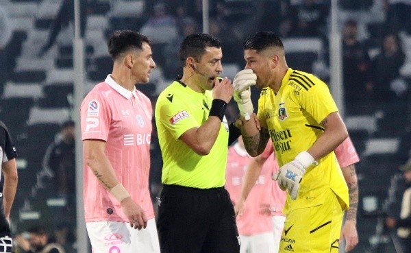 Roberto Tobar busca replicar el estilo de conducción visto en el último Colo Colo vs Universidad Católica. / FOTO: Agencia Uno