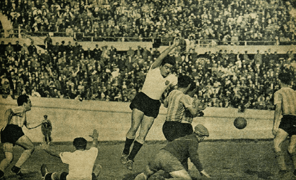 Colo Colo enfrentando a Magallanes en 1945. / FOTO: Historia de Colo Colo