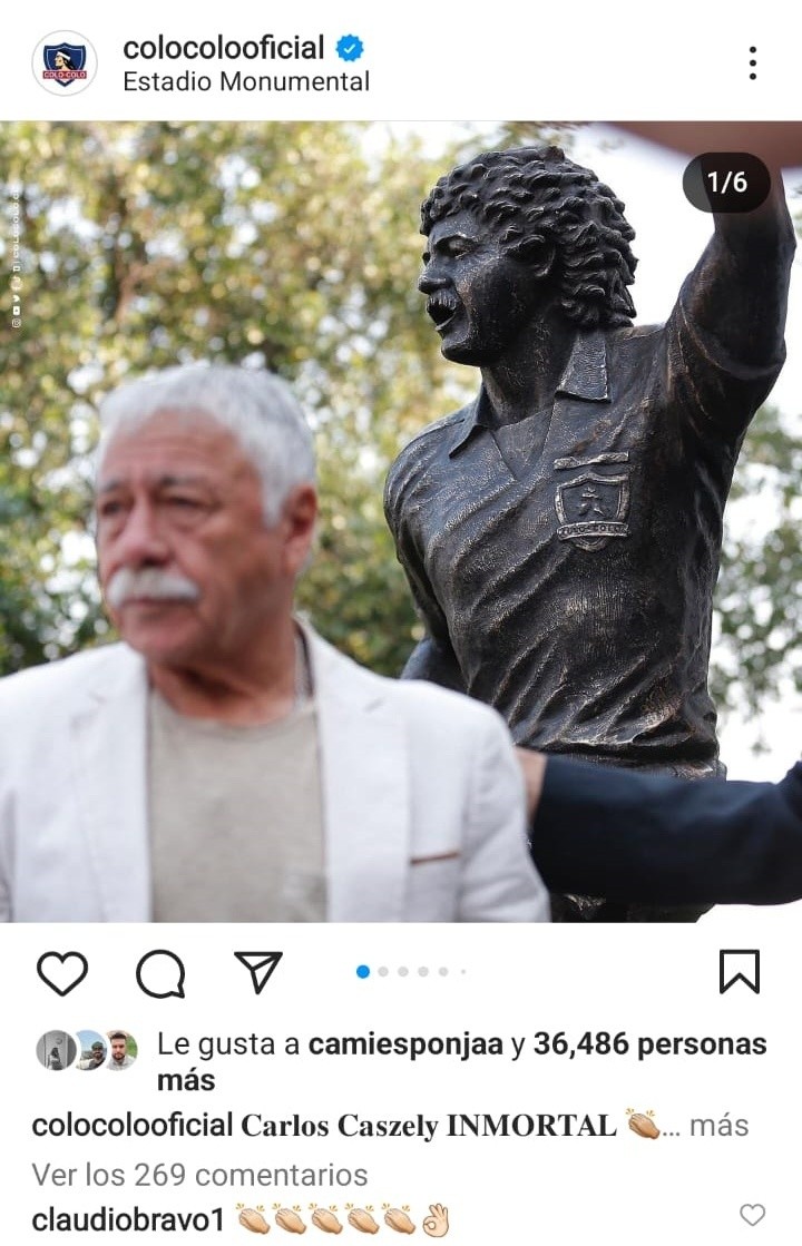 Claudio Bravo aplaudiendo la estatua de Carlos Caszely.