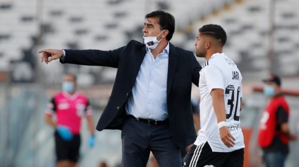 Ignacio Jara busca convencer a Gustavo Quinteros. Créditos: Agencia Uno