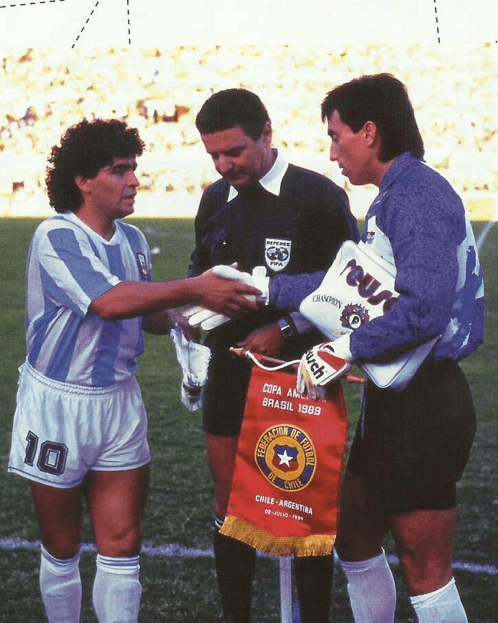 Roberto Rojas y Diego Maradona en la Copa América de 1989 | Imagen: archivo