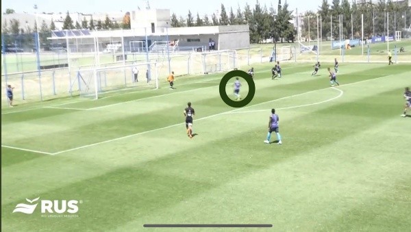 Segundo gol de Racing. Pantallazo de @AlonsoNovoa7