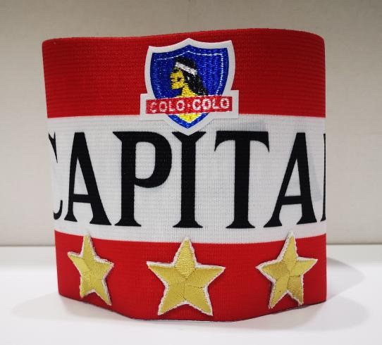 La jineta de capitán inspirada en la del Colo Colo campeón en la quiebra | Imagen: Dale Albo