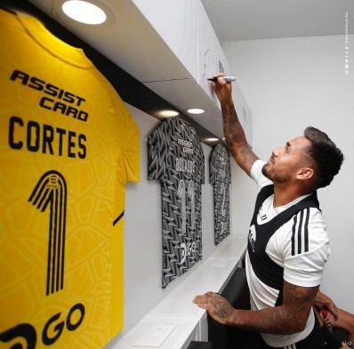 Marcos Bolados estampa su firma en su nuevo puesto / Foto: Colo Colo