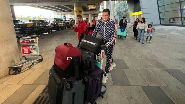 Darío Lezcano en su llegada a Chile con la Normatec (bolso negro) y Game Ready (bolso rojo). / Foto: DaleAlbo