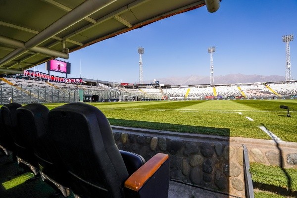 Vista del terreno de juego desde el banco de Colo Colo. / Foto: Guillermo Salazar