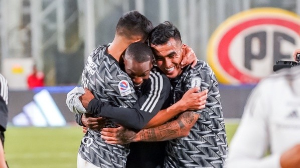 Darío Lezcano celebra el triunfo de Colo Colo junto a Fabián Castillo y Esteban Pavez | Imagen: Guillermo Salazar