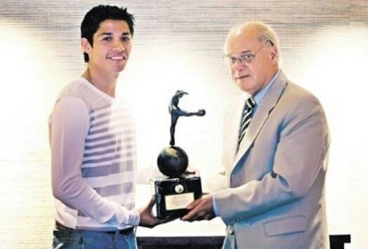 Matías Fernández recibiendo el premio al mejor jugador de América