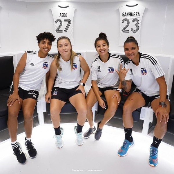 Yusmery Ascanio, Yanara Aedo, Nicol Sanhueza y María José Urrutia en el nuevo vestuario colocolino. / Foto: Colo Colo