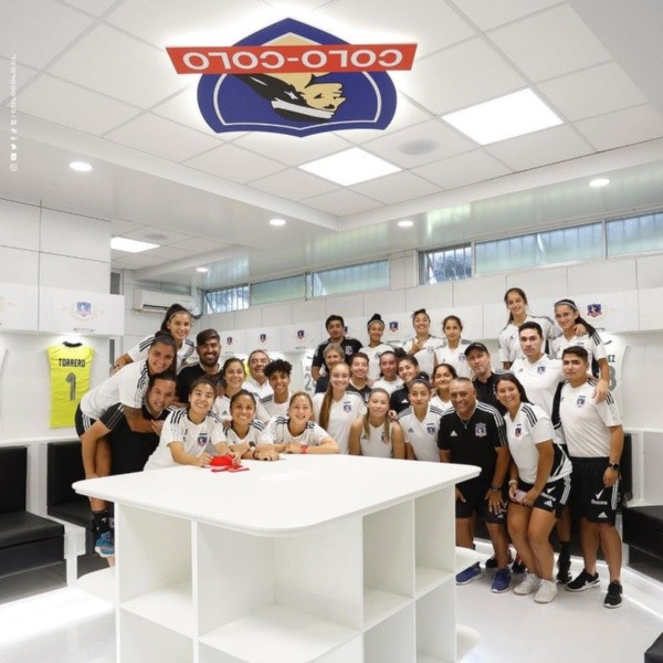 El plantel femenino conociendo el nuevo camarín. / Foto: Colo Colo
