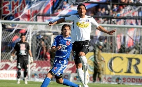 Lucas Barrios sacó a pasear a Rafael Olarra en su segundo gol contra Universidad de Chile. / FOTO: Archivo.