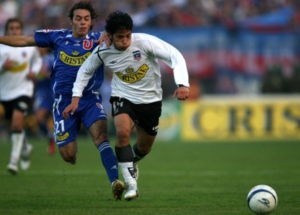 Matías Fernández fue un problema sin solución para Marcelo Díaz en la final de ida del Apertura 2006. / FOTO: Archivo